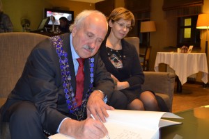 „Jūsų veiklos patirtis nedidelė – tik vieneri metai po oficialaus tapimo IR klubu, tačiau jūsų išmonė, jūsų energija ir jūsų draugiškumas yra tiesiog kerintis. Sėkmės jums mūsų rotarietiškoje veikloje“, - pasirašydamas RK „Karalienė Luizė“ svečių knygoje linkėjo J.Šarkus.